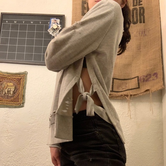 🤍 grey hole crew neck sweater 🤍 - Picture 2 of 4